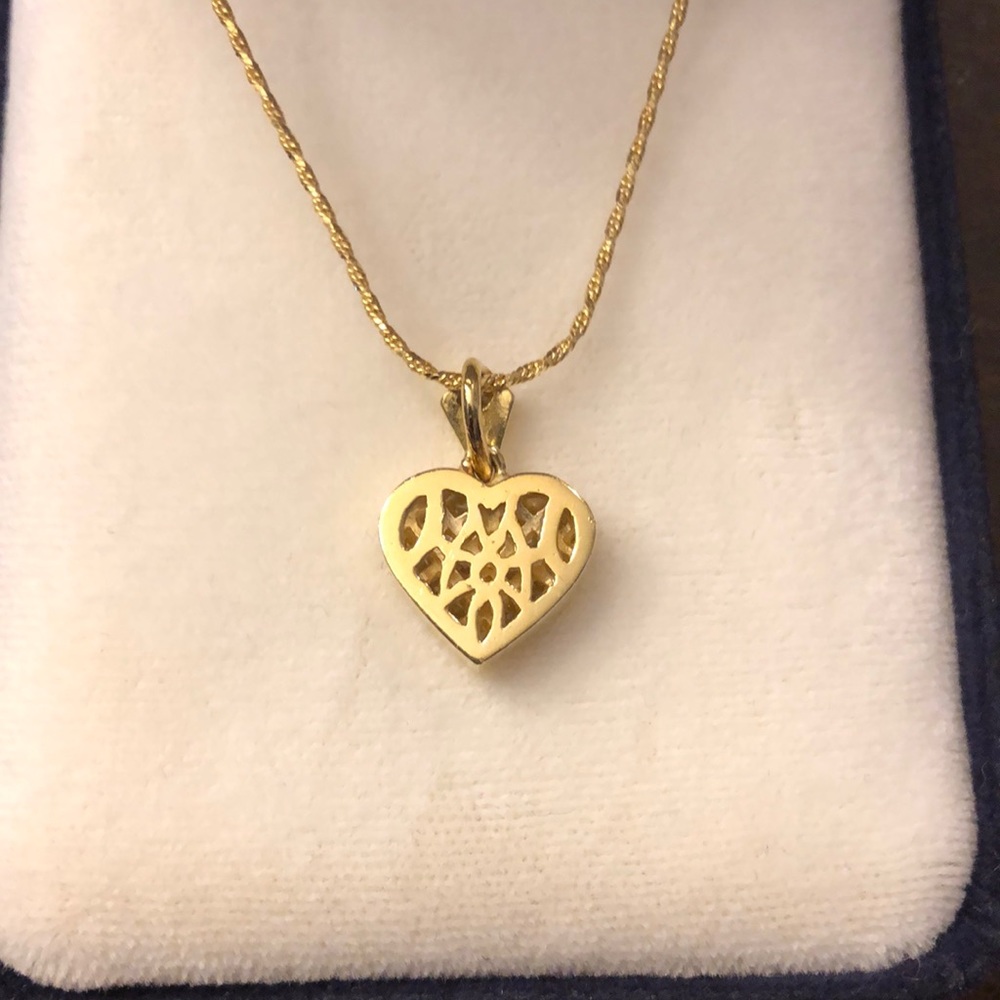 18K Gold Heart Pendant With 22 Diamonds - Picture 4 of 12